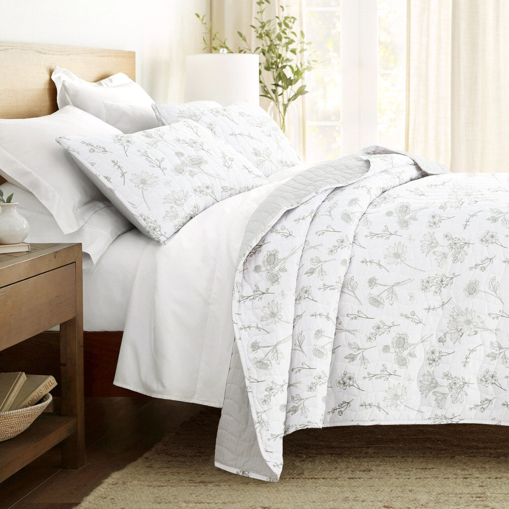 Blooming Daisy Reversible Quilted Coverlet Set