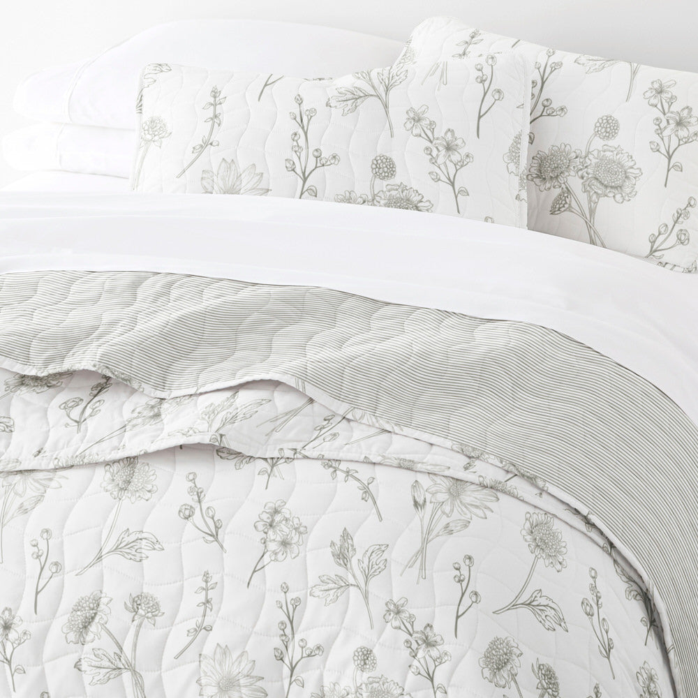 Blooming Daisy Reversible Quilted Coverlet Set