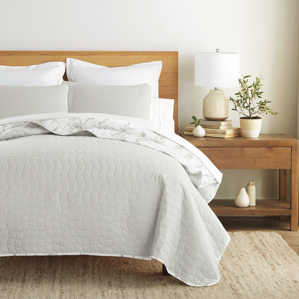 Blooming Daisy Reversible Quilted Coverlet Set