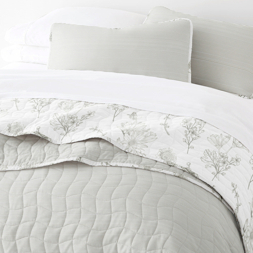Blooming Daisy Reversible Quilted Coverlet Set